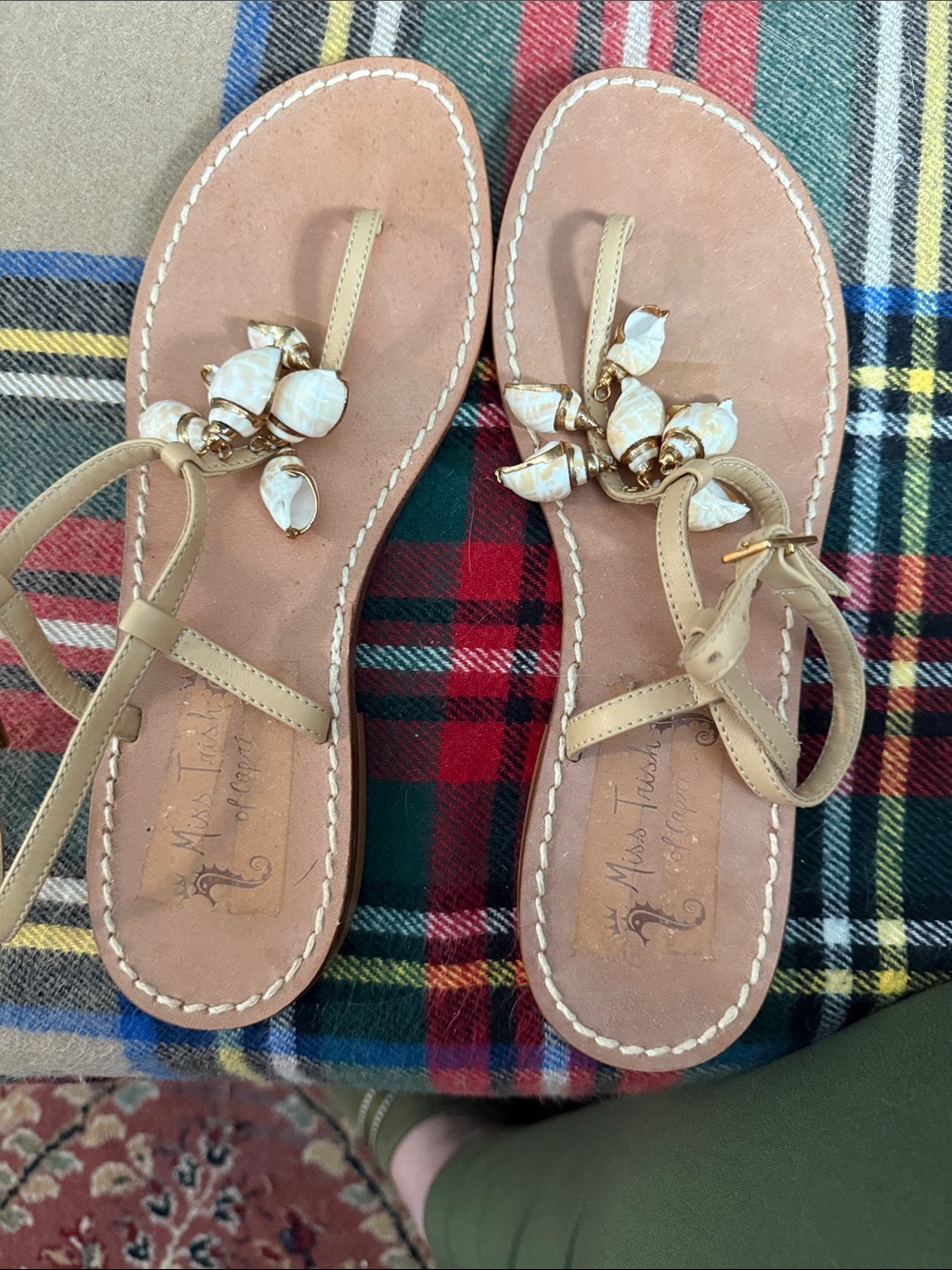 Miss Trish of Capri Tan Leather Shell-Accent Thong Sandals size 10 womens
